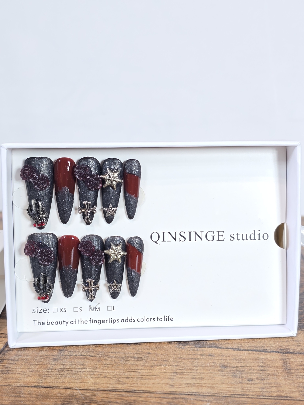 QINSINGE Studio Men’s Red & Black Decorative Press On Nail Set